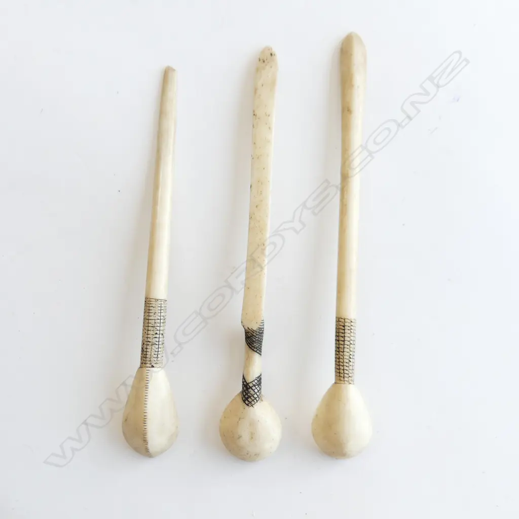 Three African Zulu snuff spoons, Image 1++